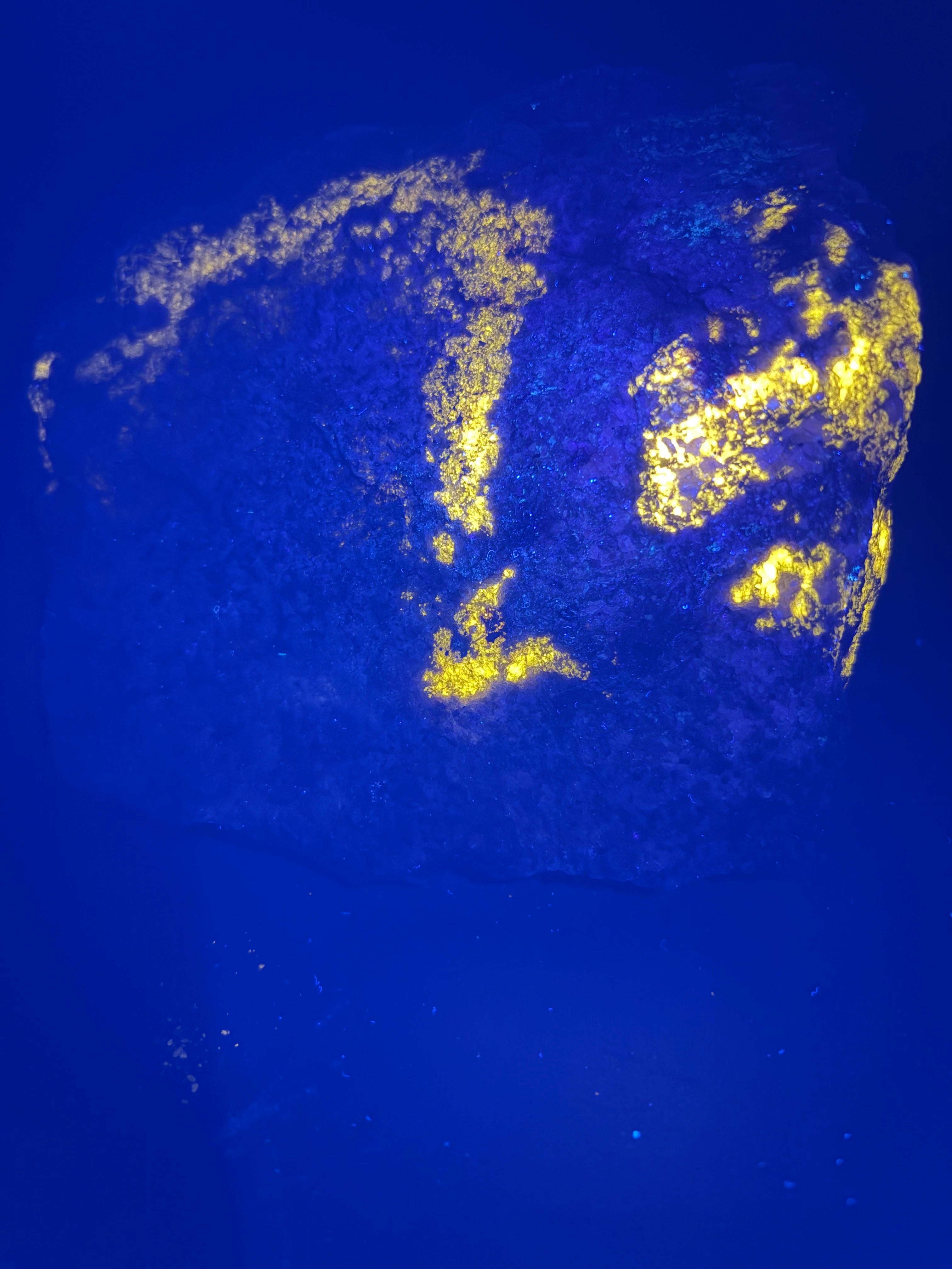 Fluorapatite, mica, diopside, calcite, scapolite tous fluorescent sus 254nm, Kazabazua, Canada