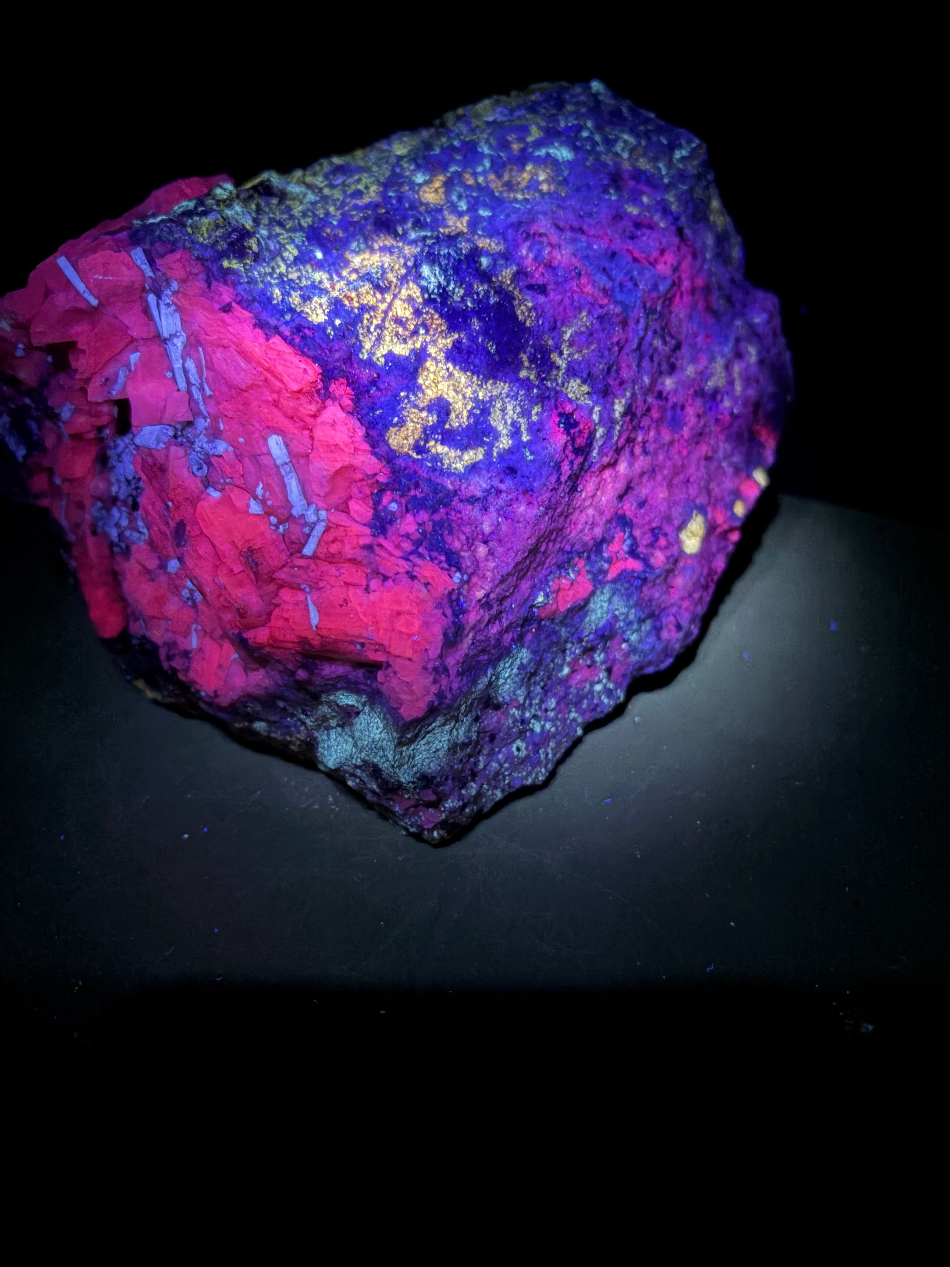 Fluorapatite, mica, diopside, calcite, scapolite tous fluorescent sus 254nm, Kazabazua, Canada