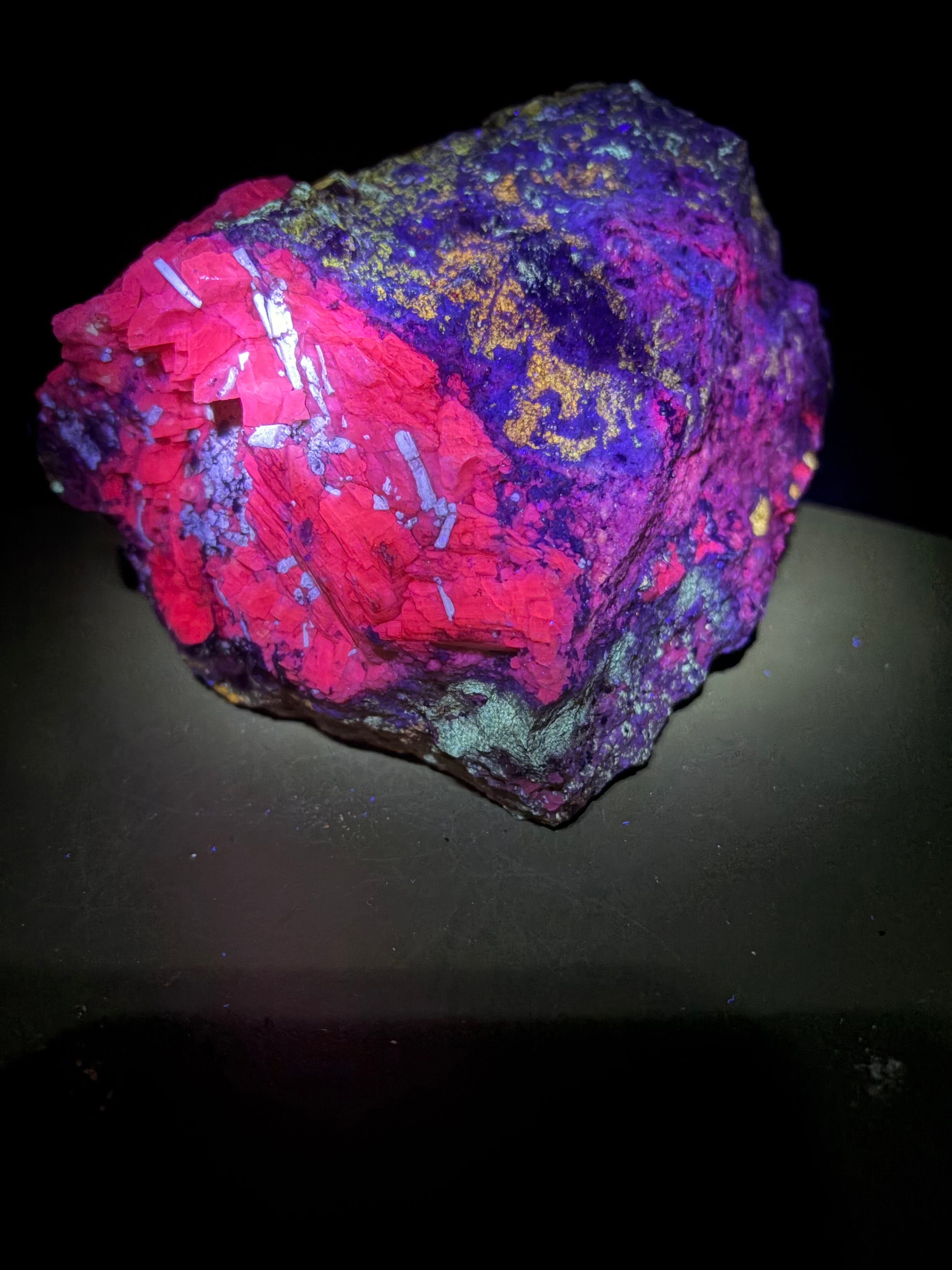 Fluorapatite, mica, diopside, calcite, scapolite tous fluorescent sus 254nm, Kazabazua, Canada