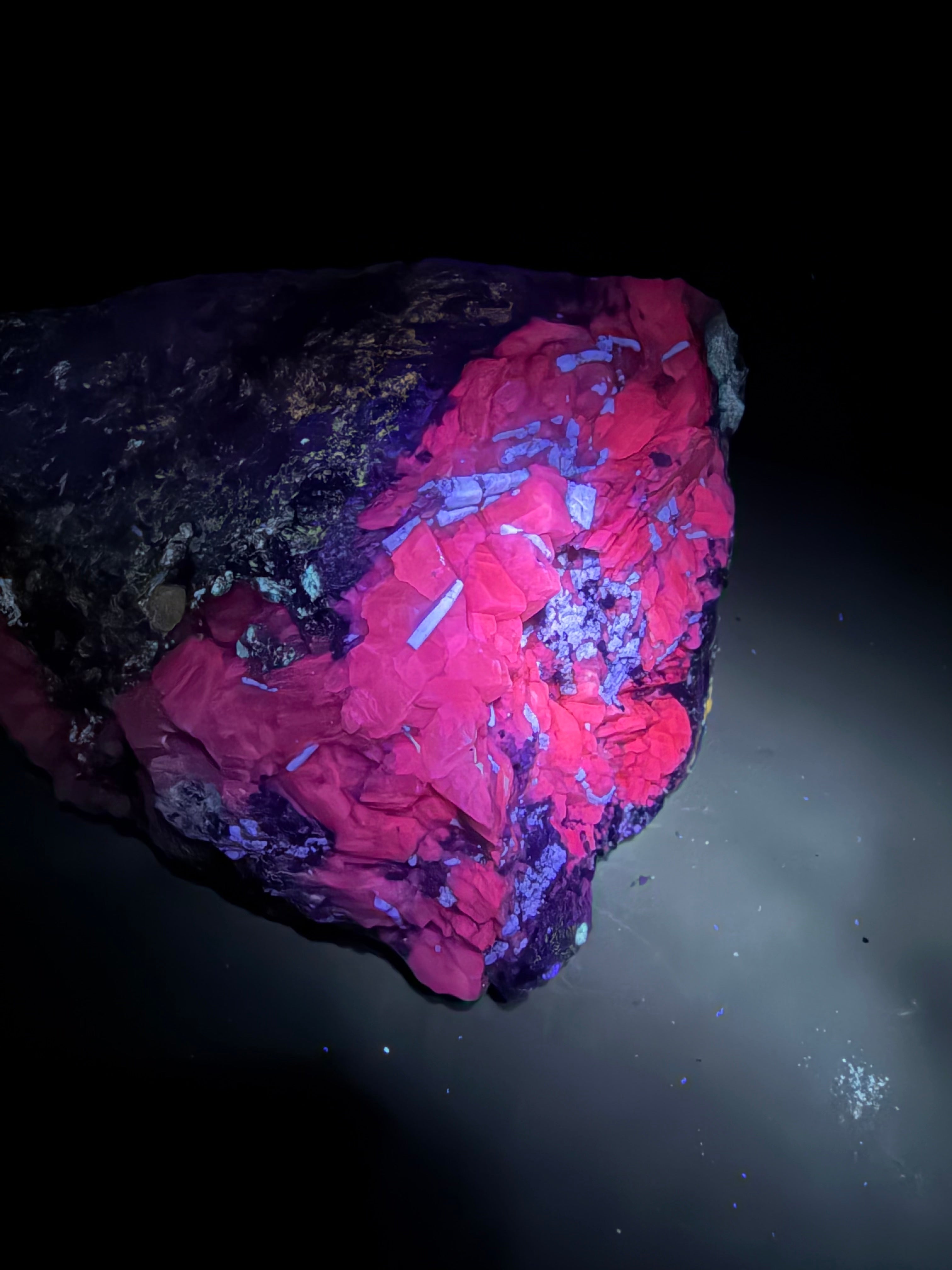 Fluorapatite, mica, diopside, calcite, scapolite tous fluorescent sus 254nm, Kazabazua, Canada
