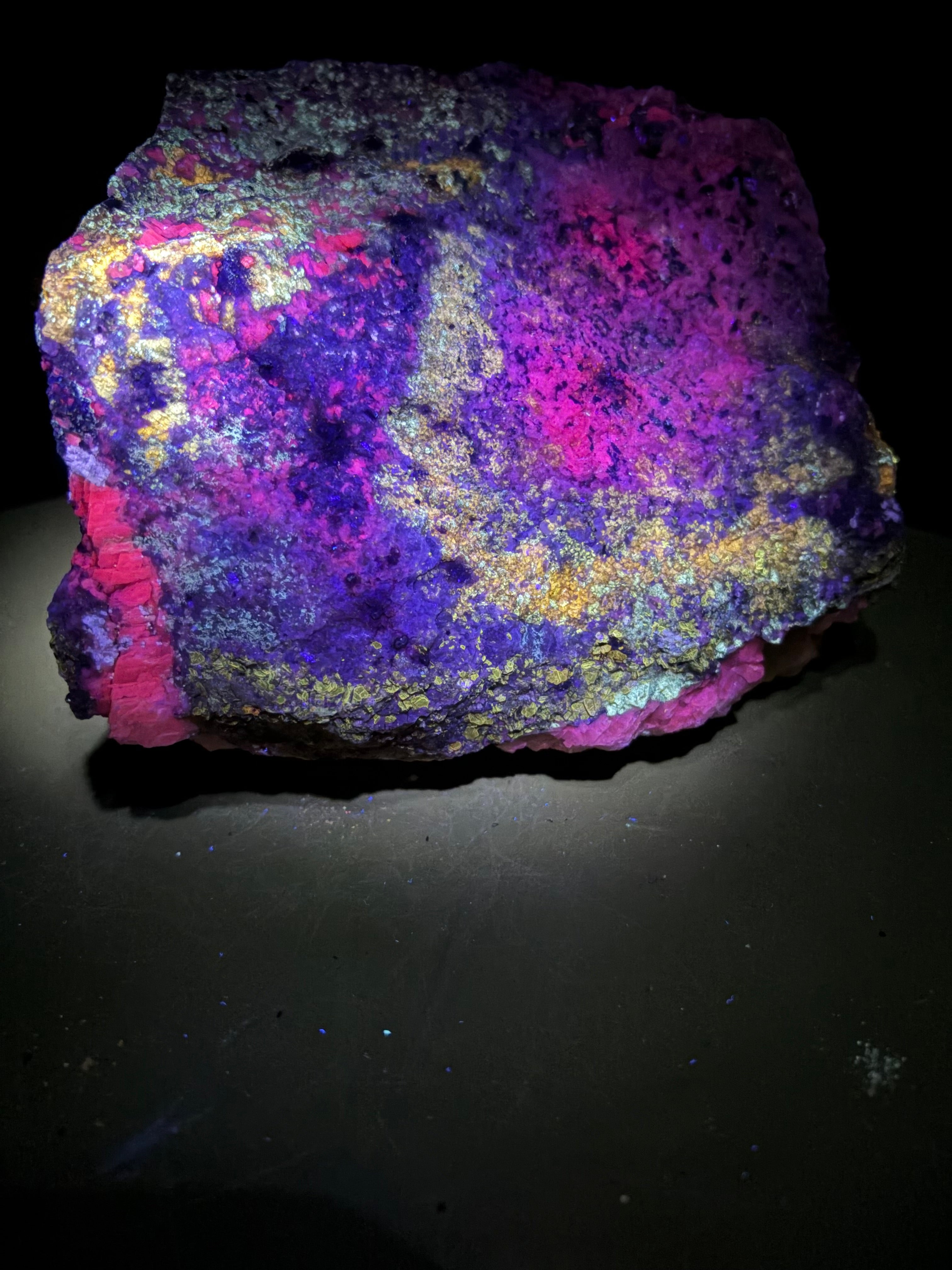 Fluorapatite, mica, diopside, calcite, scapolite tous fluorescent sus 254nm, Kazabazua, Canada