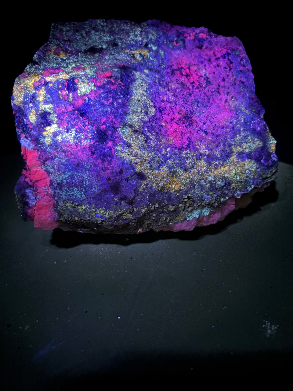 Fluorapatite, mica, diopside, calcite, scapolite tous fluorescent sus 254nm, Kazabazua, Canada