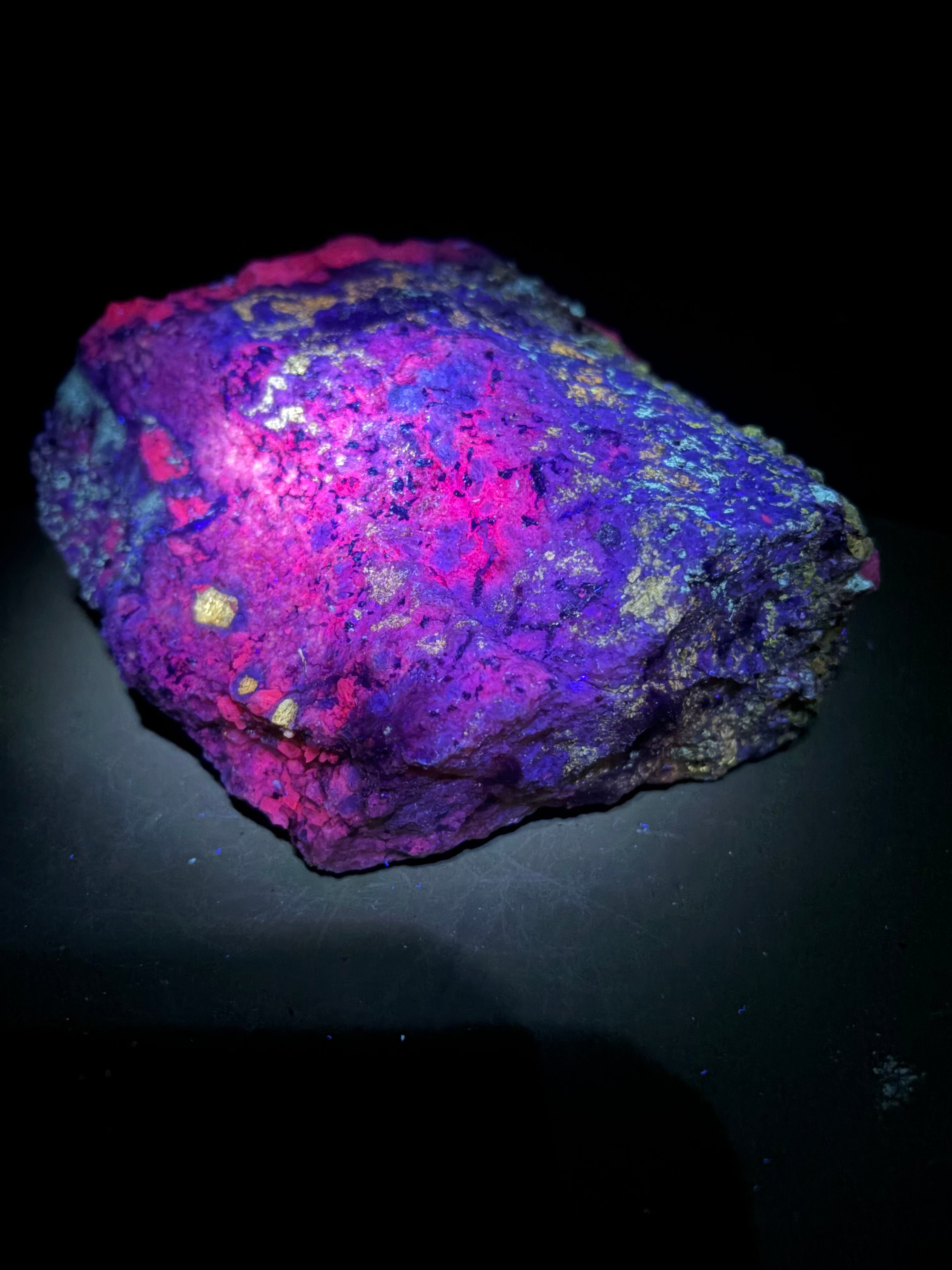 Fluorapatite, mica, diopside, calcite, scapolite tous fluorescent sus 254nm, Kazabazua, Canada