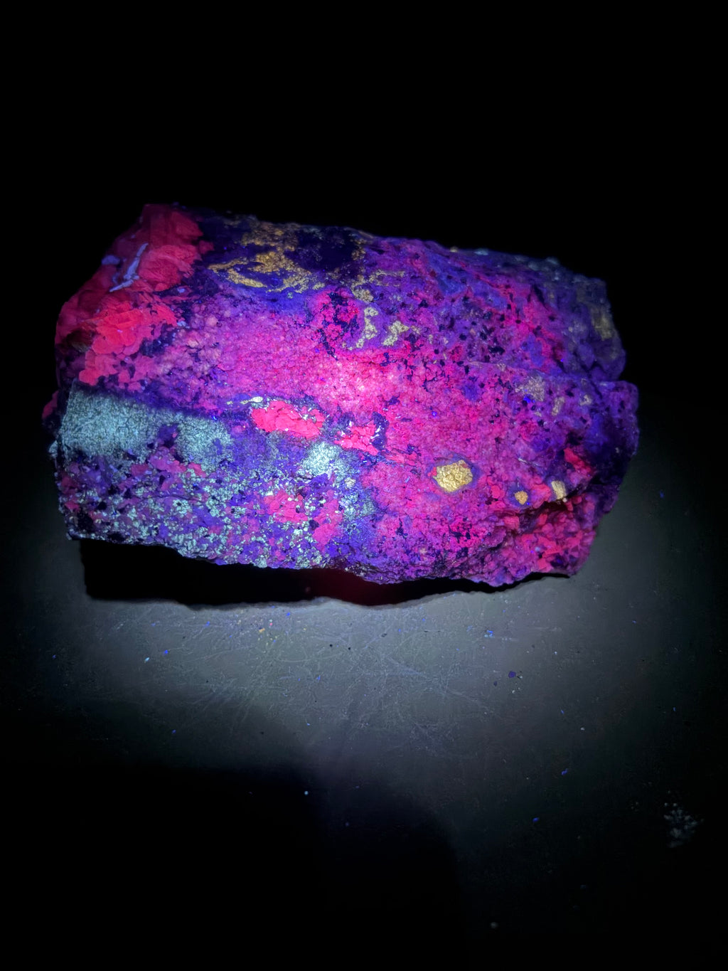 Fluorapatite, mica, diopside, calcite, scapolite tous fluorescent sus 254nm, Kazabazua, Canada
