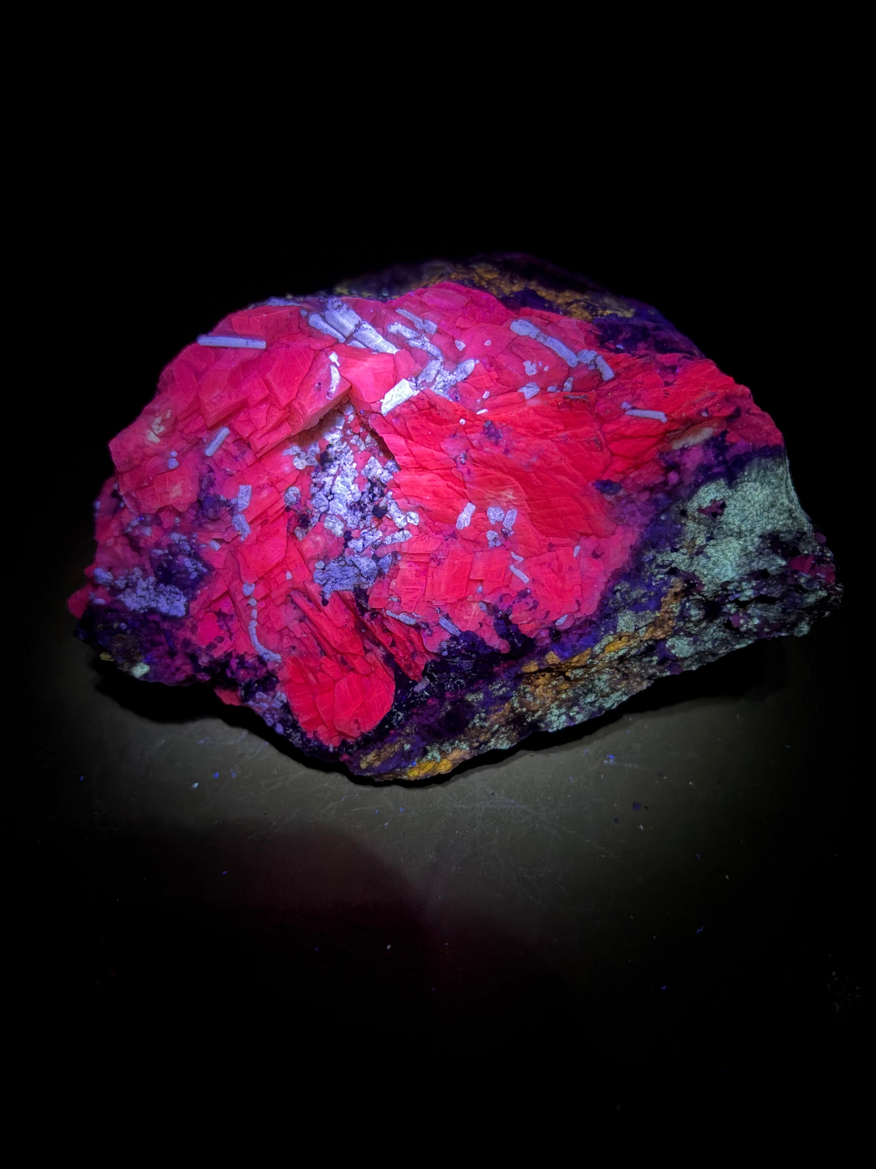 Fluorapatite, mica, diopside, calcite, scapolite tous fluorescent sus 254nm, Kazabazua, Canada