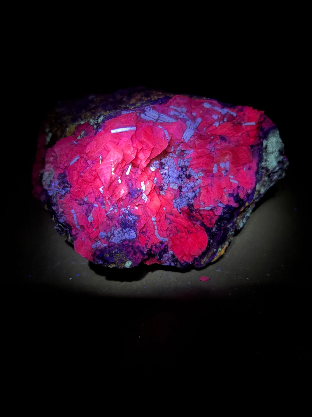 Fluorapatite, mica, diopside, calcite, scapolite tous fluorescent sus 254nm, Kazabazua, Canada
