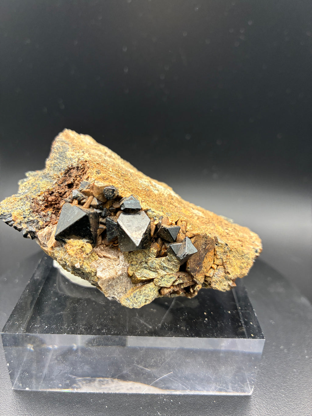 Spinelles Noirs sur Forsterite sur Matrice , Canada, Sp#131