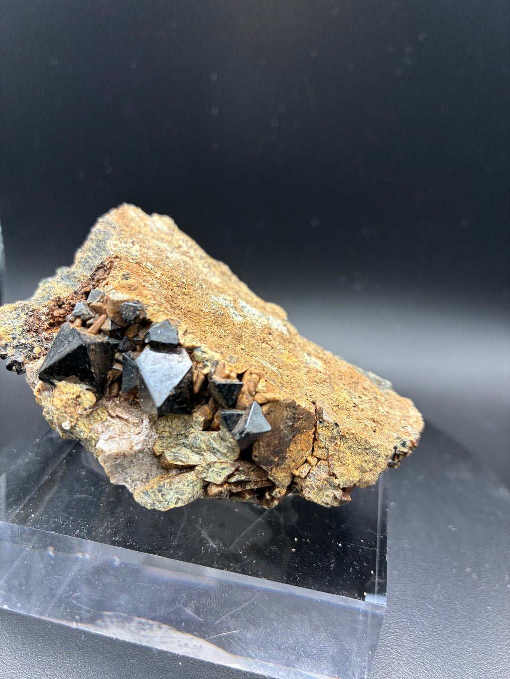 Spinelles Noirs sur Forsterite sur Matrice , Canada, Sp#131