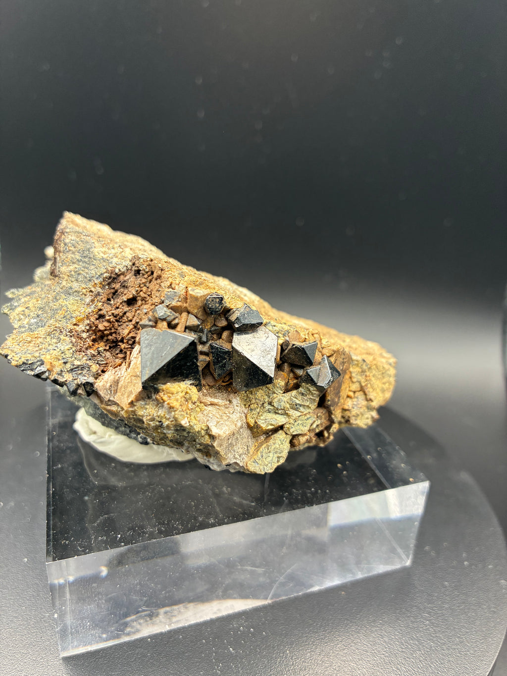 Spinelles Noirs sur Forsterite sur Matrice , Canada, Sp#131