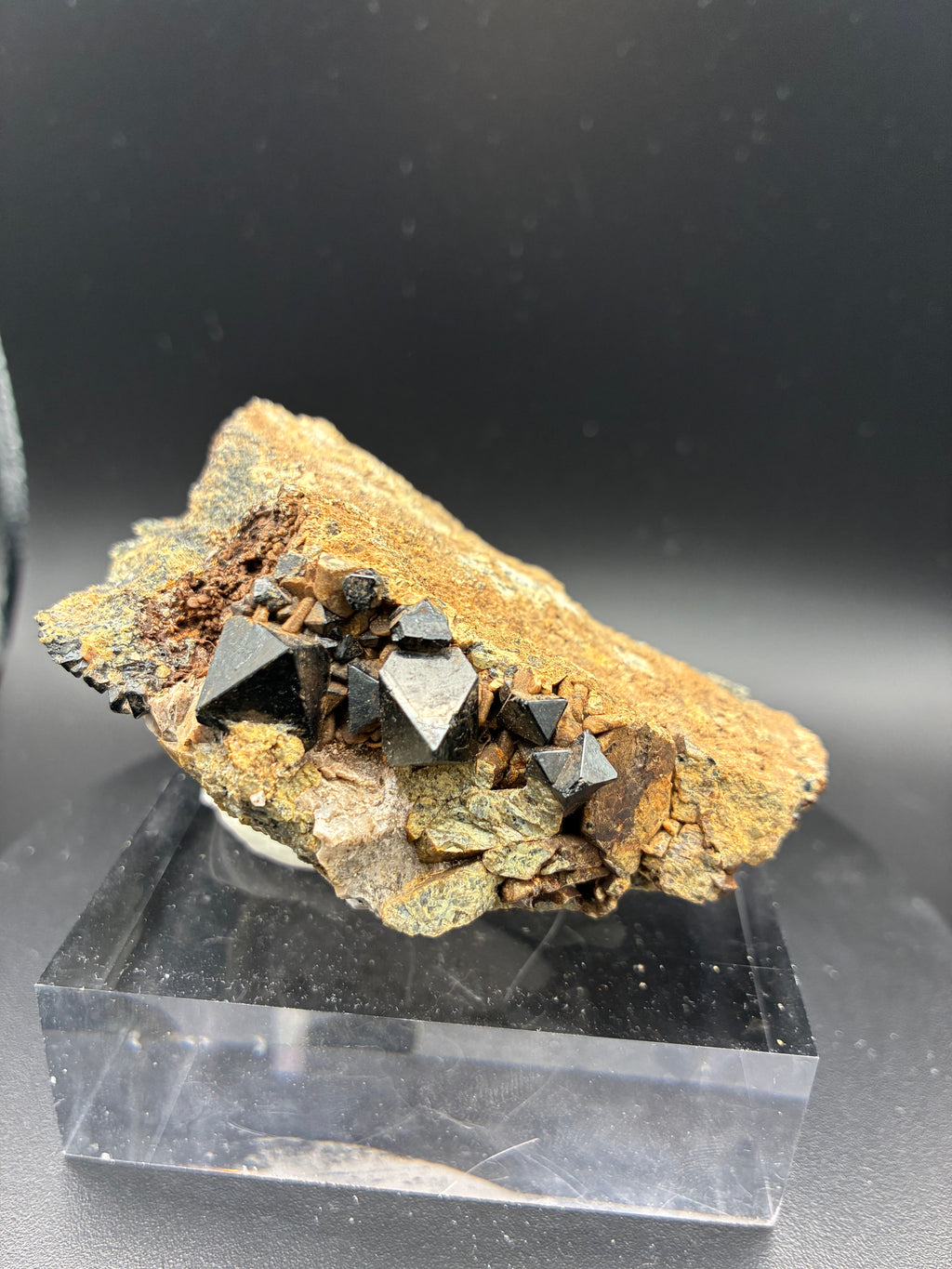 Spinelles Noirs sur Forsterite sur Matrice , Canada, Sp#131