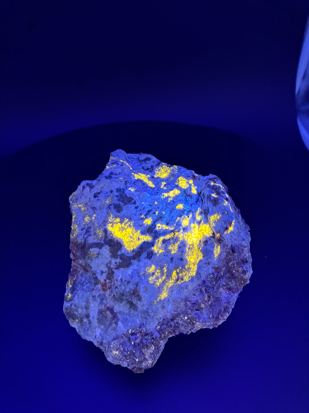 Scapolite, Phlogopite Mica, Calcite, Fluorapatite et Diopside – Fluorescent UV sous 254nm et 265nm, Sp#137