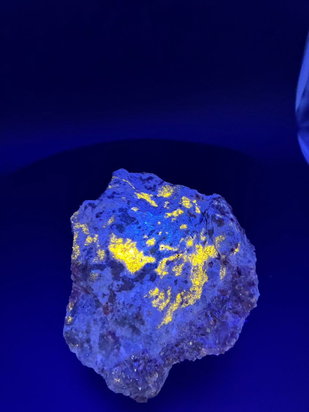 Scapolite, Phlogopite Mica, Calcite, Fluorapatite et Diopside – Fluorescent UV sous 254nm et 265nm, Sp#137