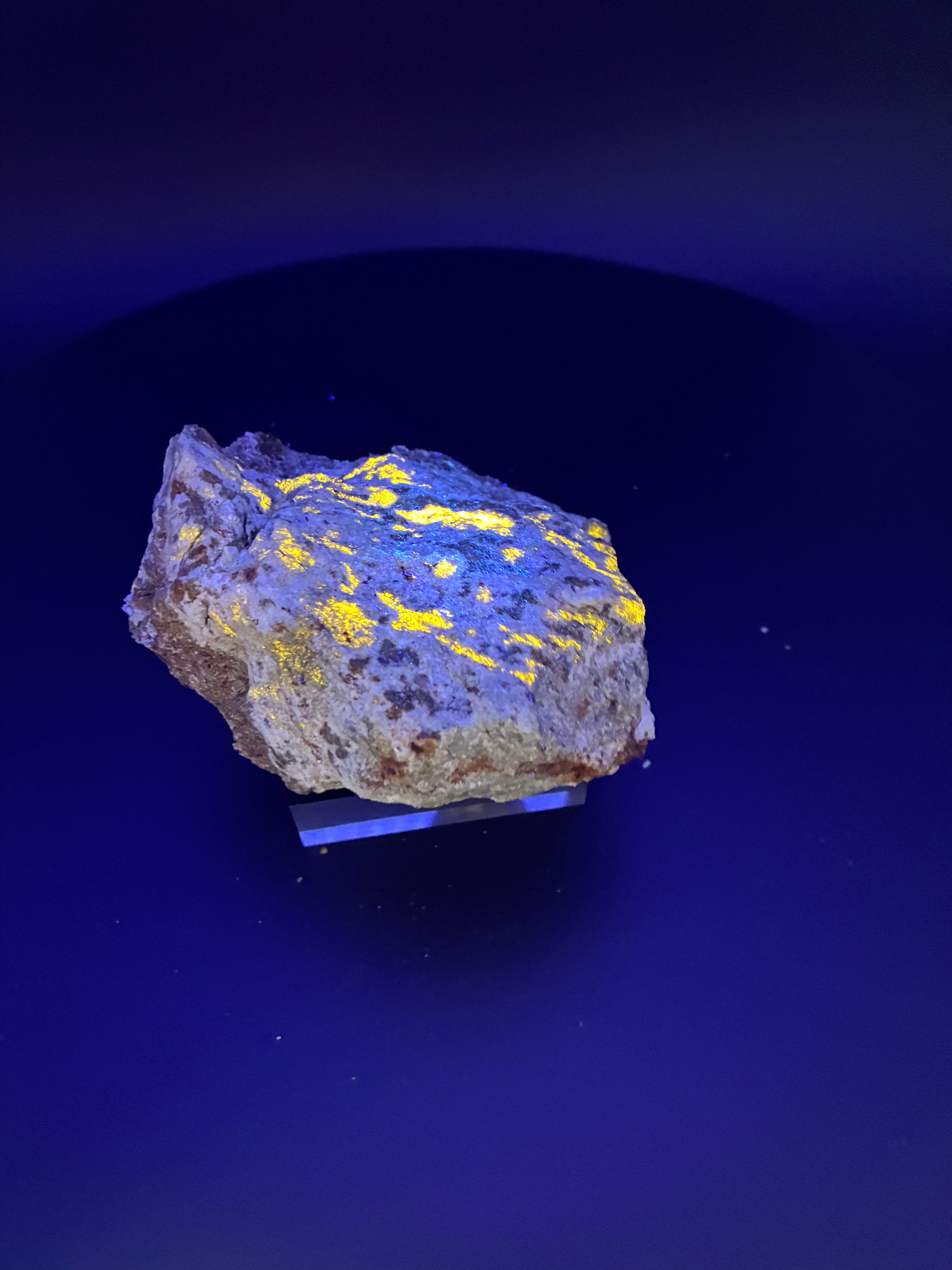 Scapolite, Phlogopite Mica, Calcite, Fluorapatite et Diopside – Fluorescent UV sous 254nm et 265nm, Sp#137