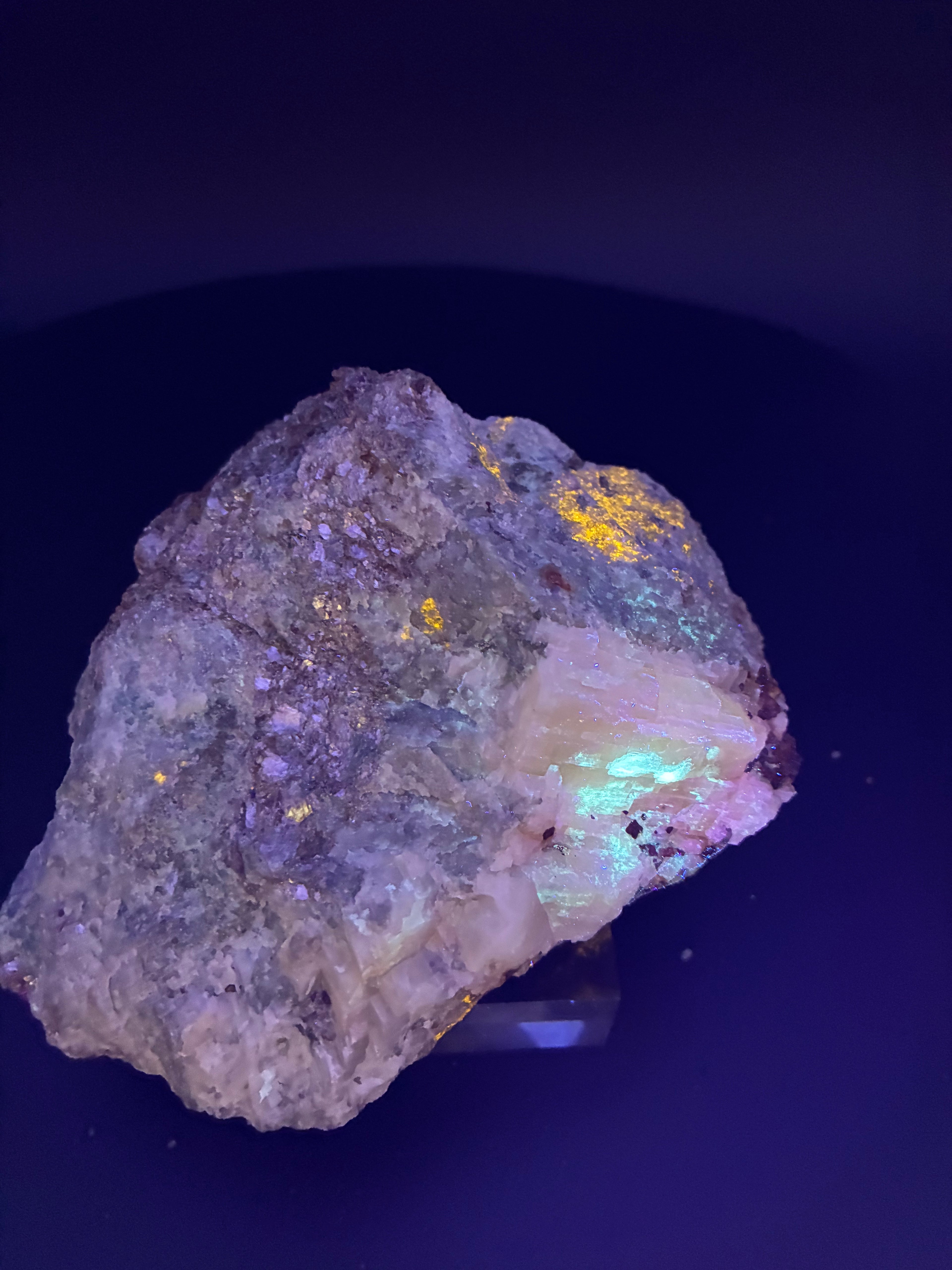 Scapolite, Phlogopite Mica, Calcite, Fluorapatite et Diopside – Fluorescent UV sous 254nm et 265nm, Sp#137