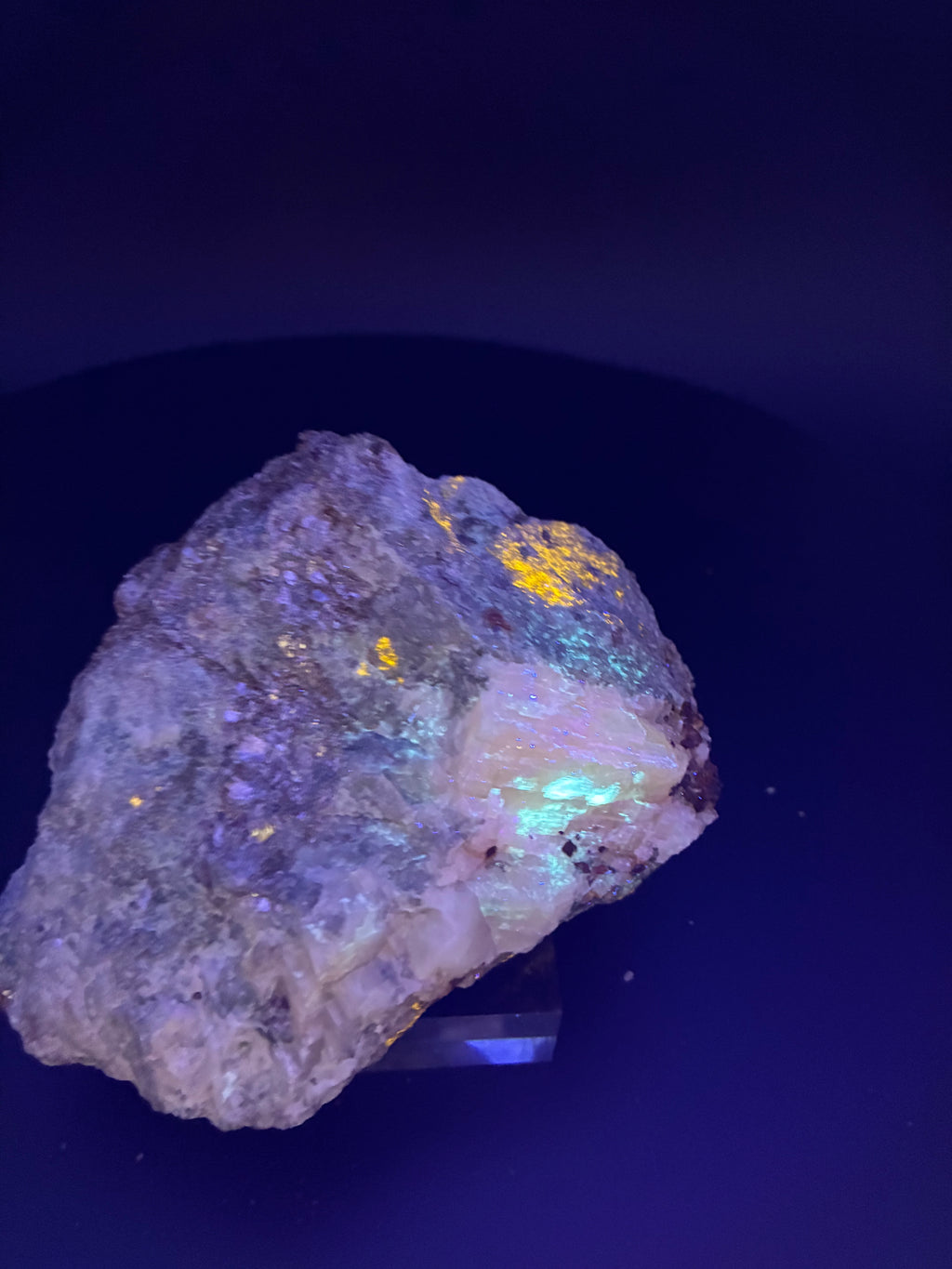Scapolite, Phlogopite Mica, Calcite, Fluorapatite et Diopside – Fluorescent UV sous 254nm et 265nm, Sp#137