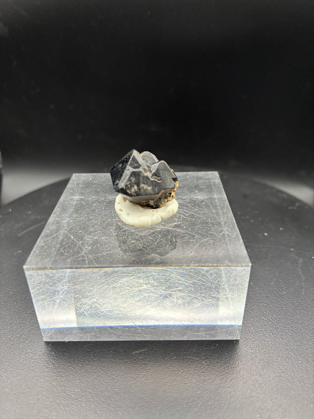Superbe Spinelle Noir – Mine Parker, Québec