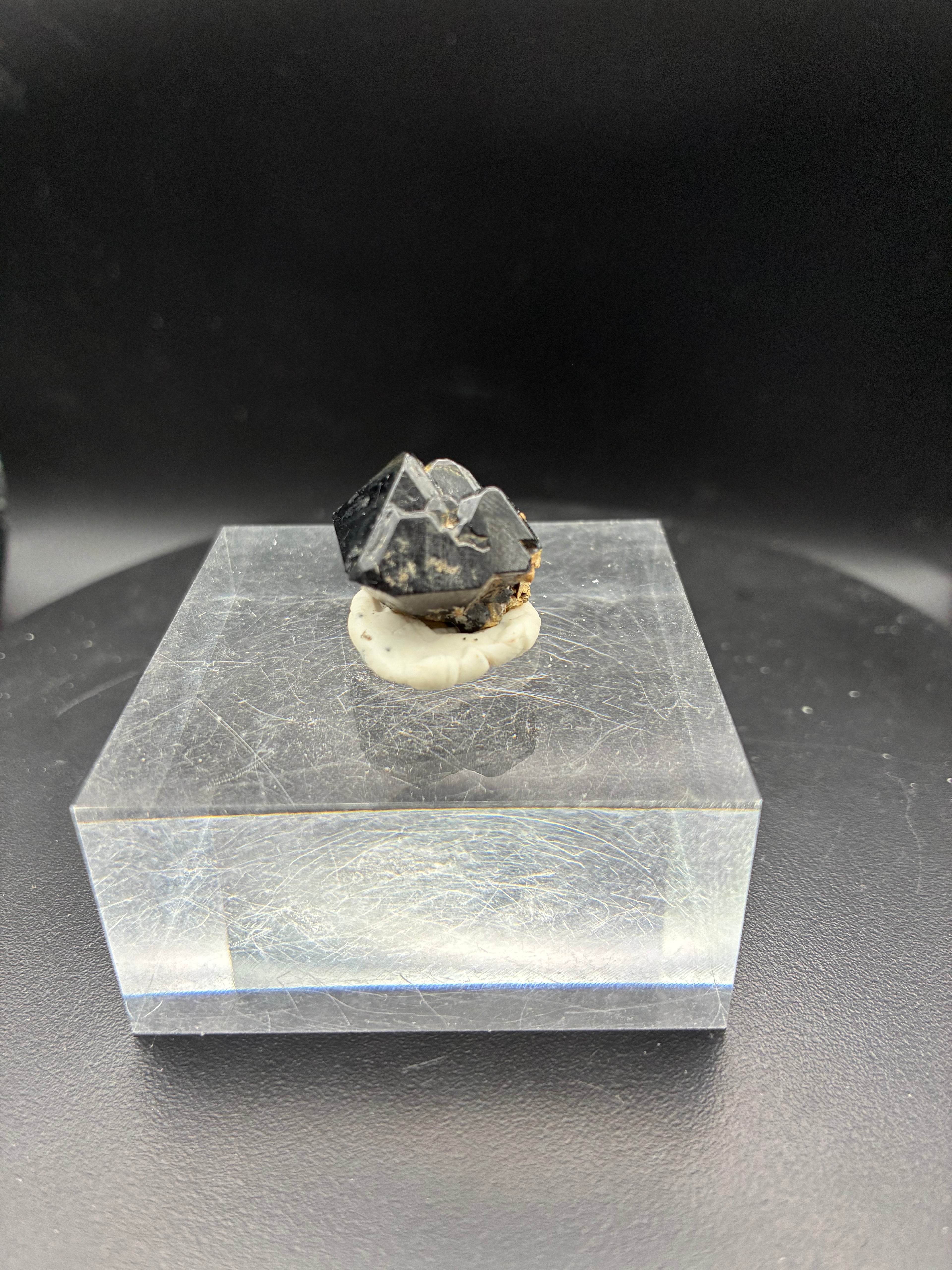 Superbe Spinelle Noir – Mine Parker, Québec