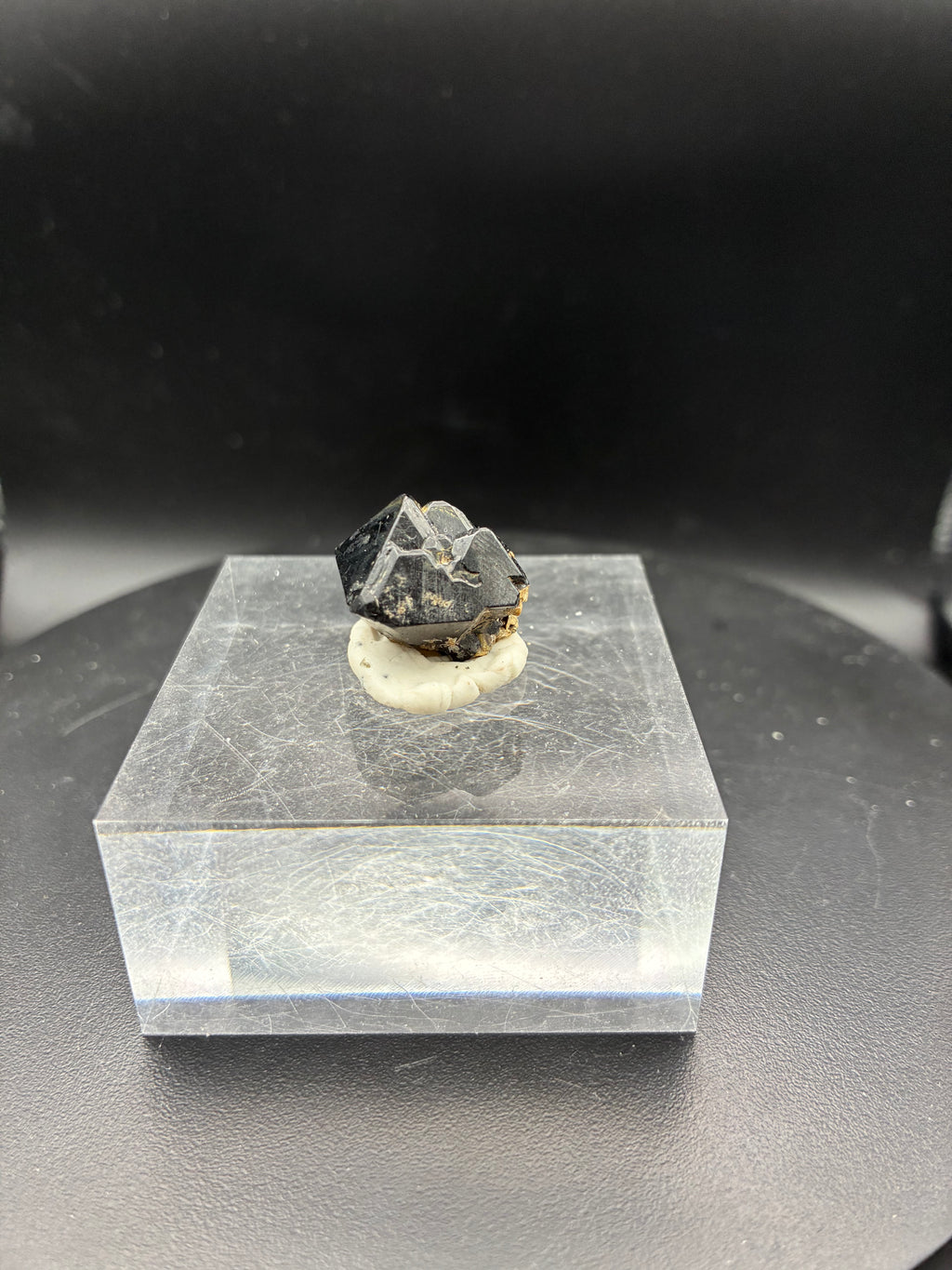 Superbe Spinelle Noir – Mine Parker, Québec