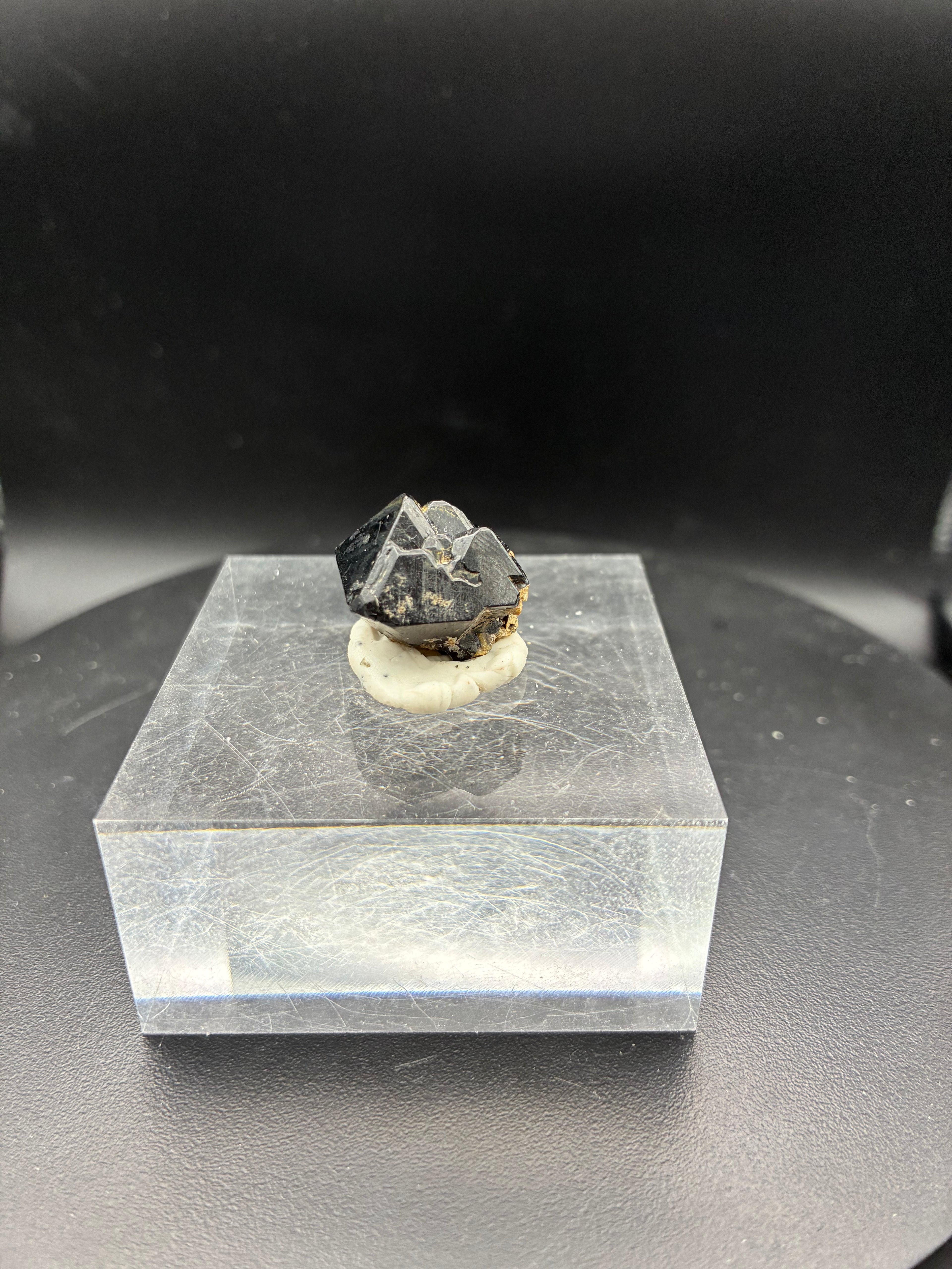 Superbe Spinelle Noir – Mine Parker, Québec
