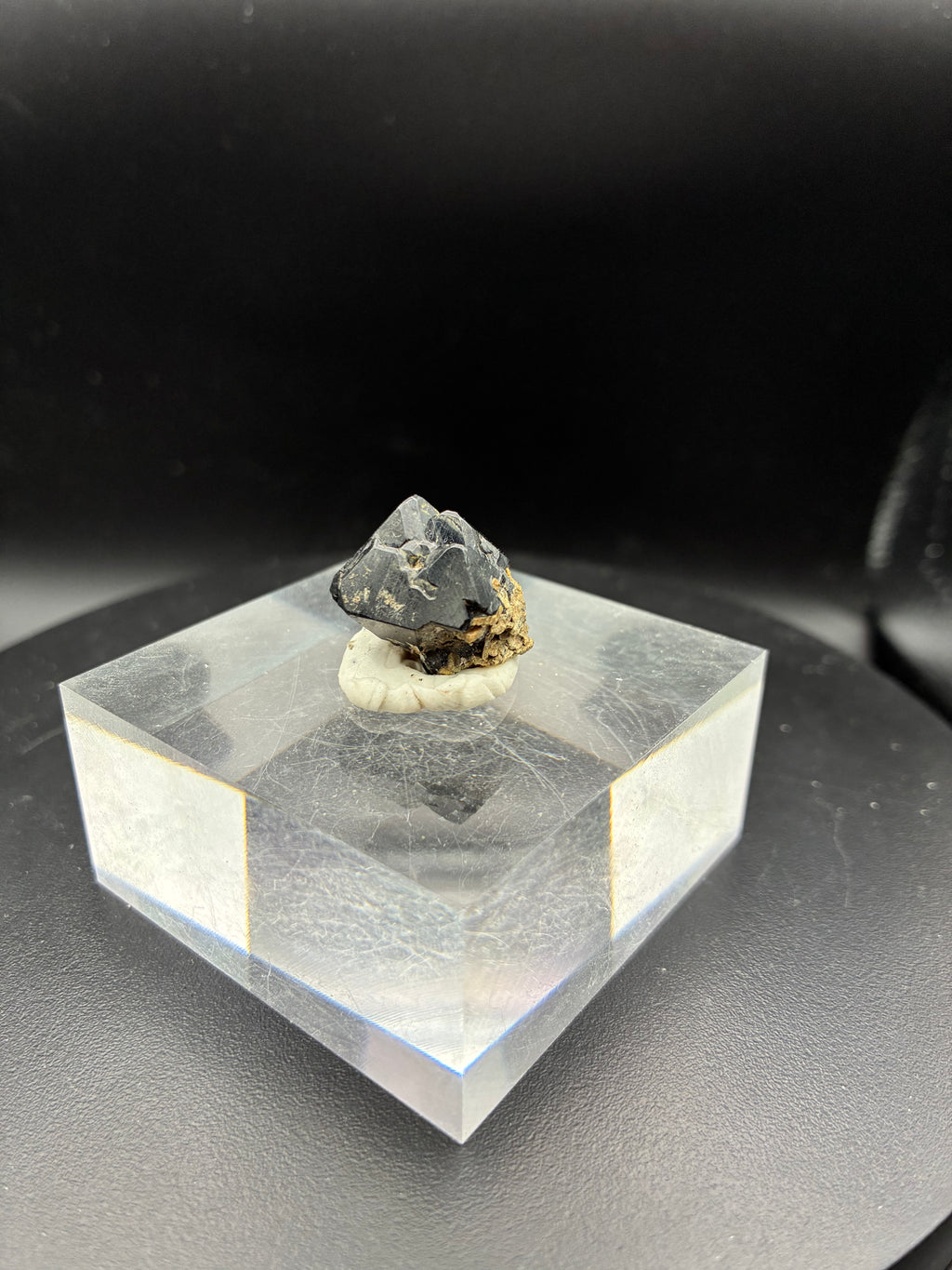 Superbe Spinelle Noir – Mine Parker, Québec