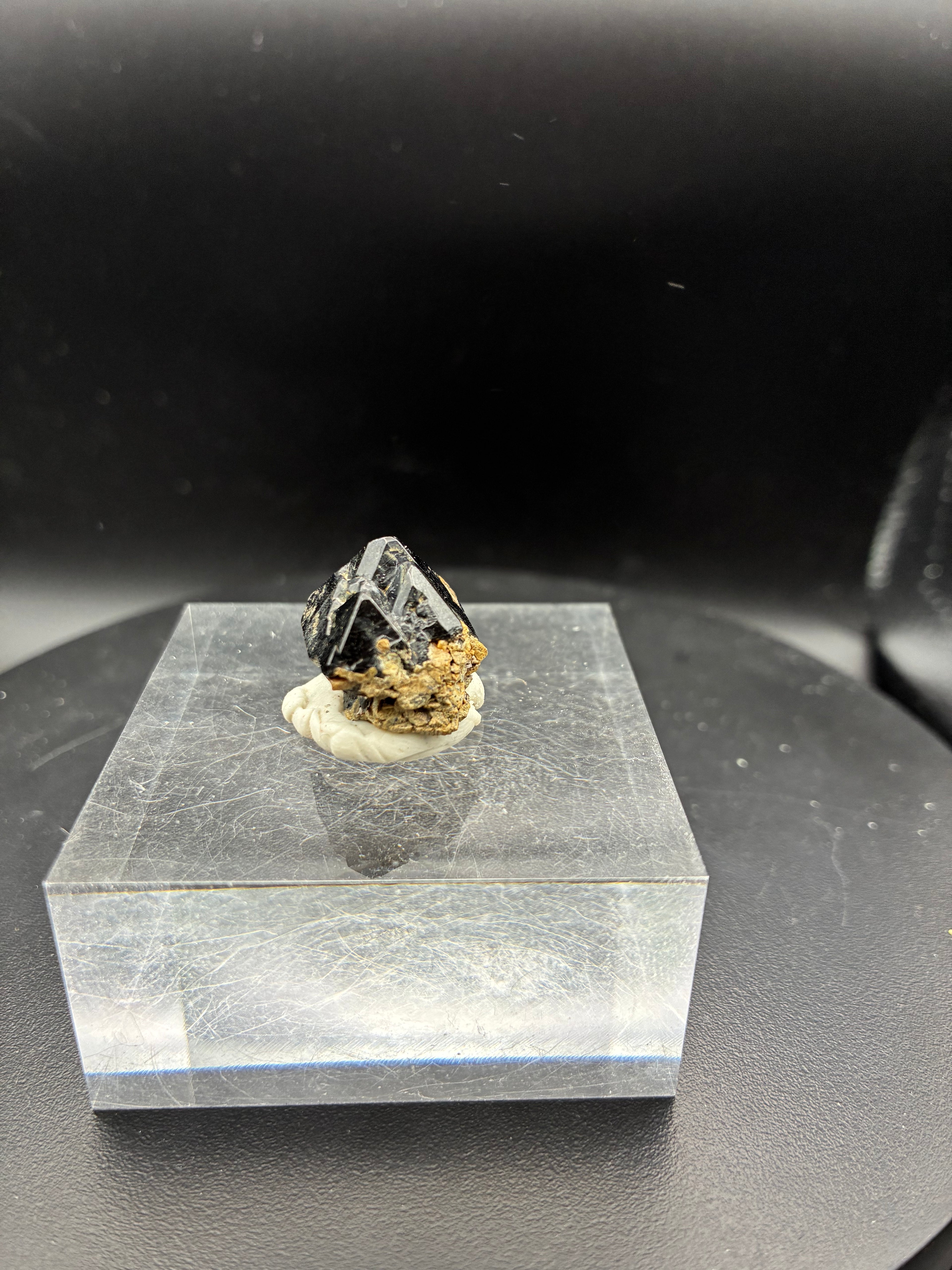 Superbe Spinelle Noir – Mine Parker, Québec