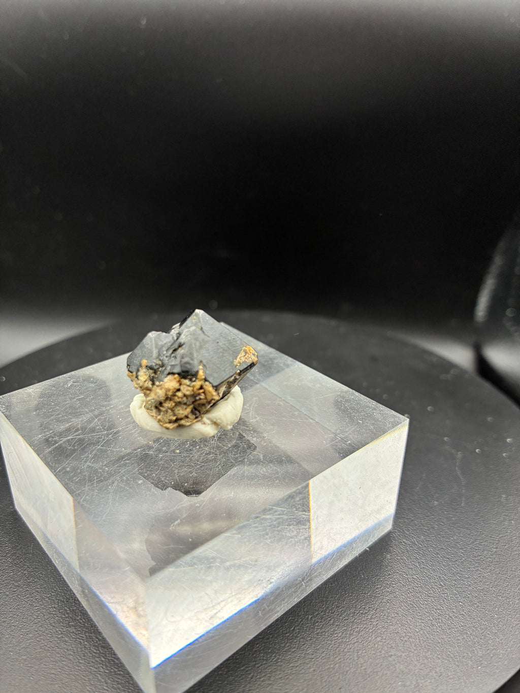 Superbe Spinelle Noir – Mine Parker, Québec