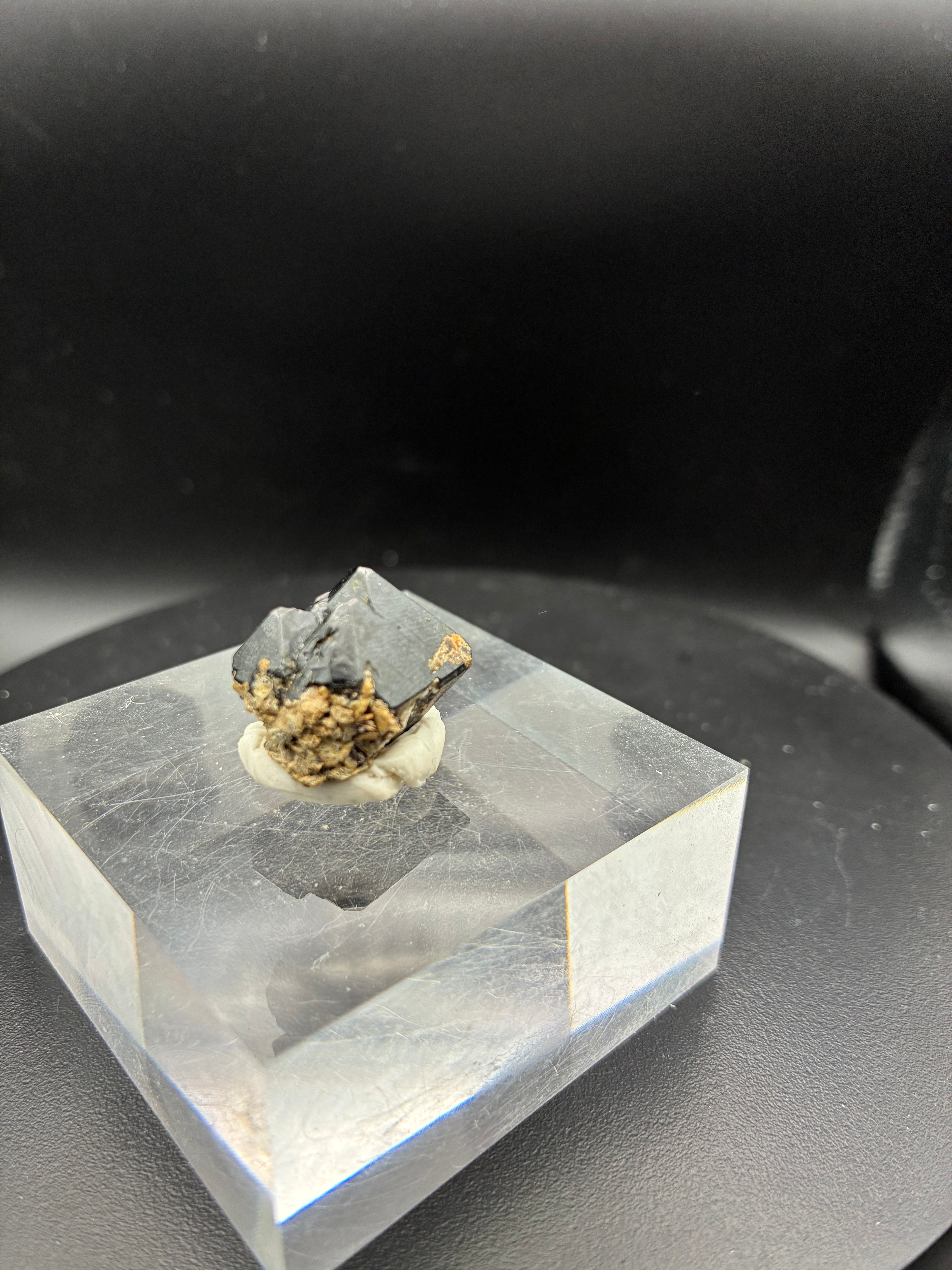 Superbe Spinelle Noir – Mine Parker, Québec