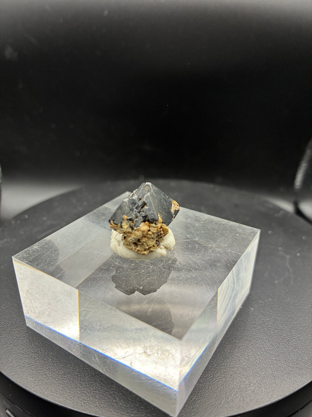 Superbe Spinelle Noir – Mine Parker, Québec