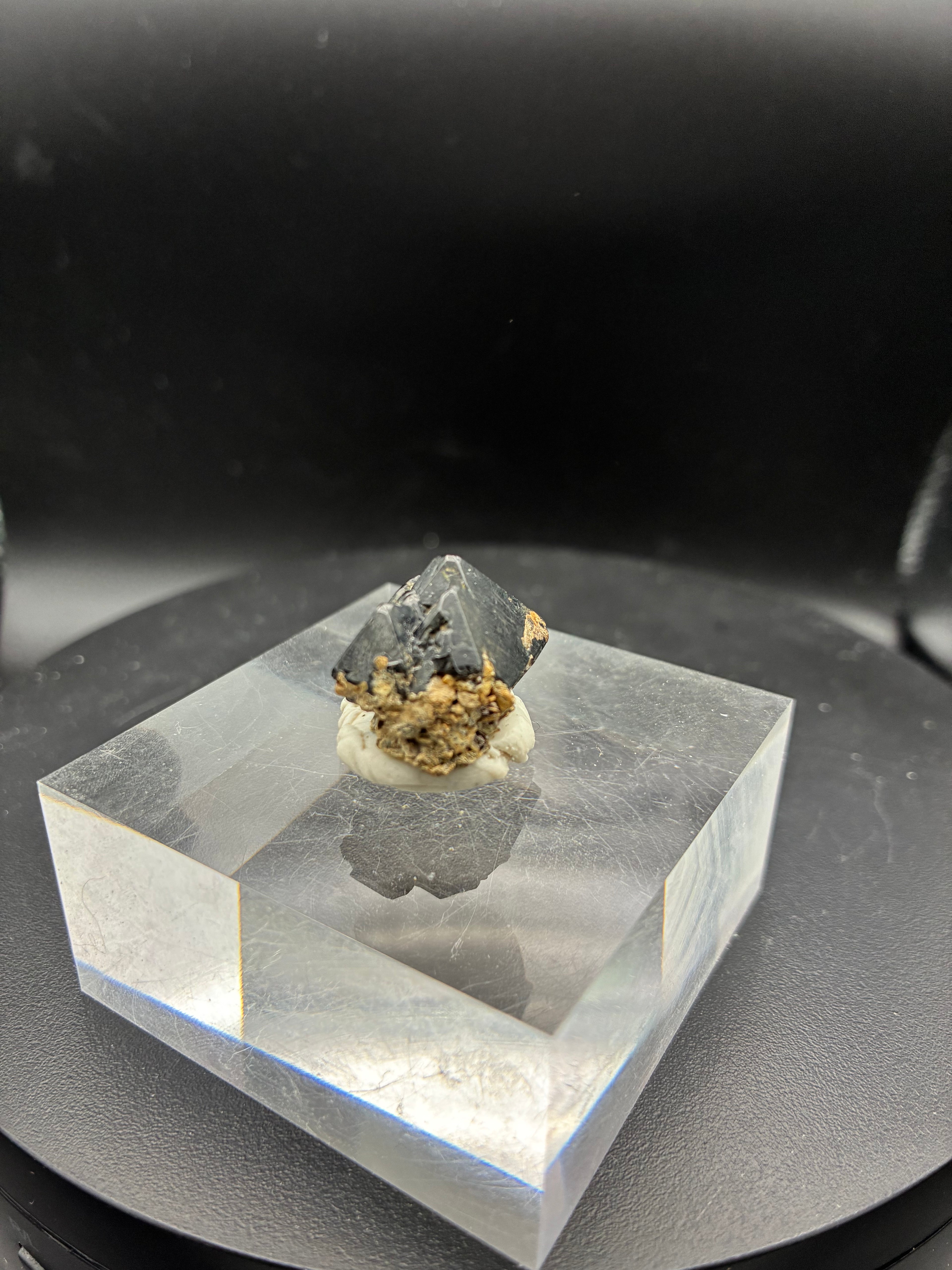 Superbe Spinelle Noir – Mine Parker, Québec