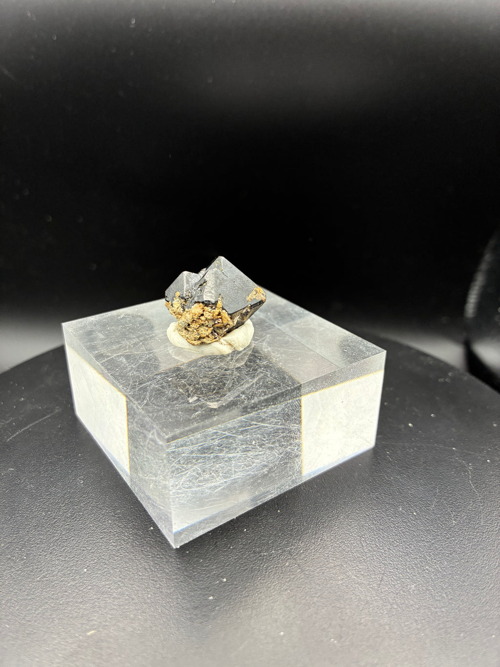 Superbe Spinelle Noir – Mine Parker, Québec