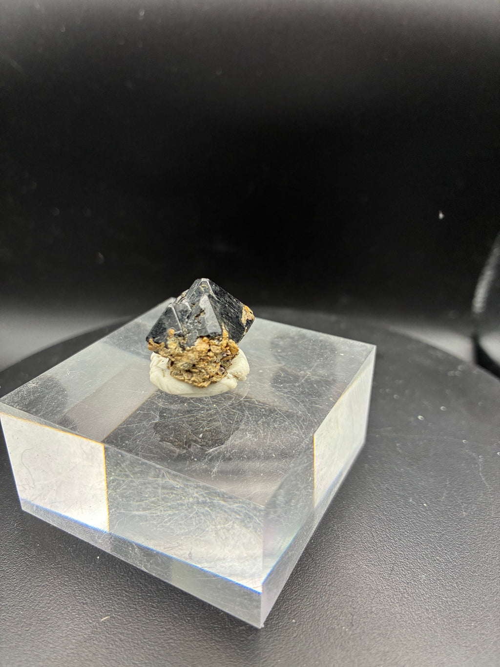 Superbe Spinelle Noir – Mine Parker, Québec
