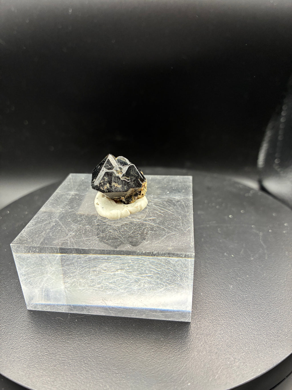 Superbe Spinelle Noir – Mine Parker, Québec