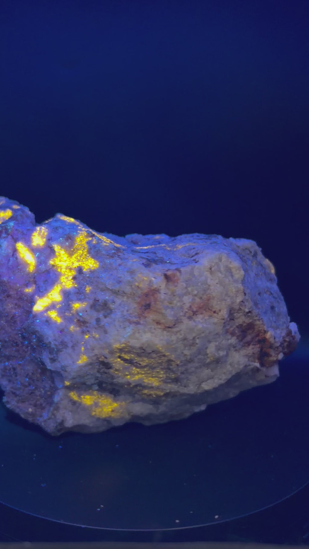 Scapolite, Phlogopite Mica, Calcite, Fluorapatite et Diopside – Fluorescent UV sous 254nm et 265nm, Sp#137