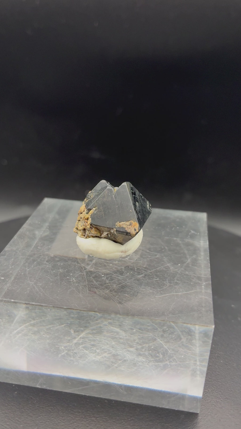 Superbe Spinelle Noir – Mine Parker, Québec