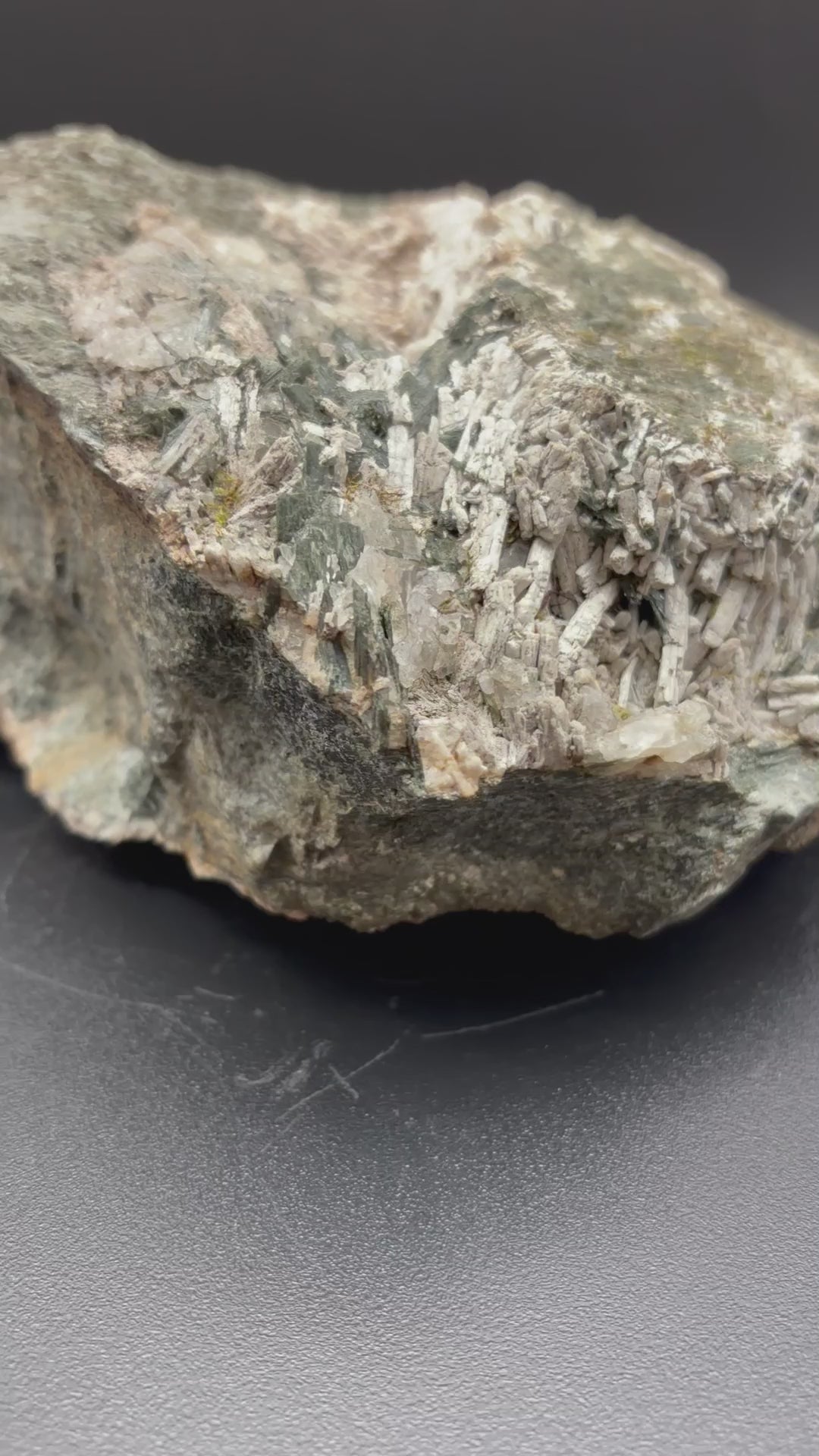 Scapolite fluorescente avec actinolite verte et quartz sur matrice – 19×14×8,5 cm, Sp#189