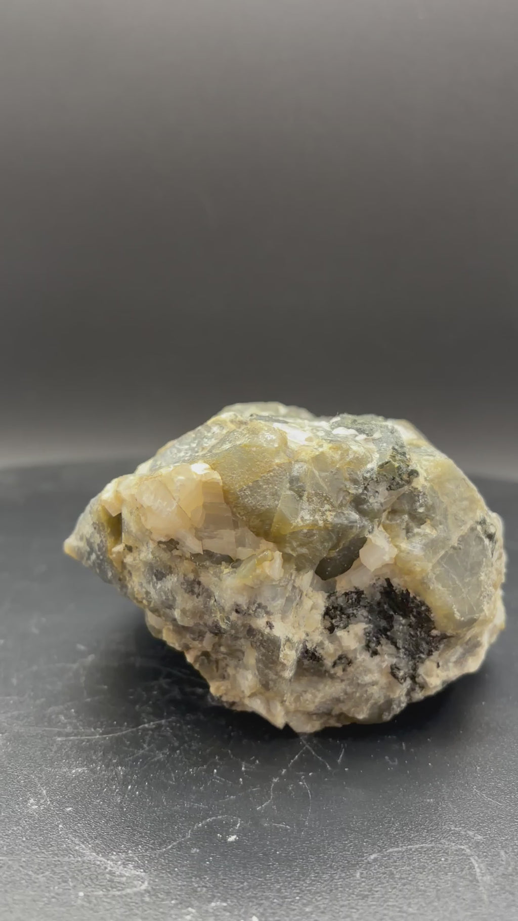 Diopside jaune fluorescent avec calcite et mica sur matrice – 12×10×6 cm