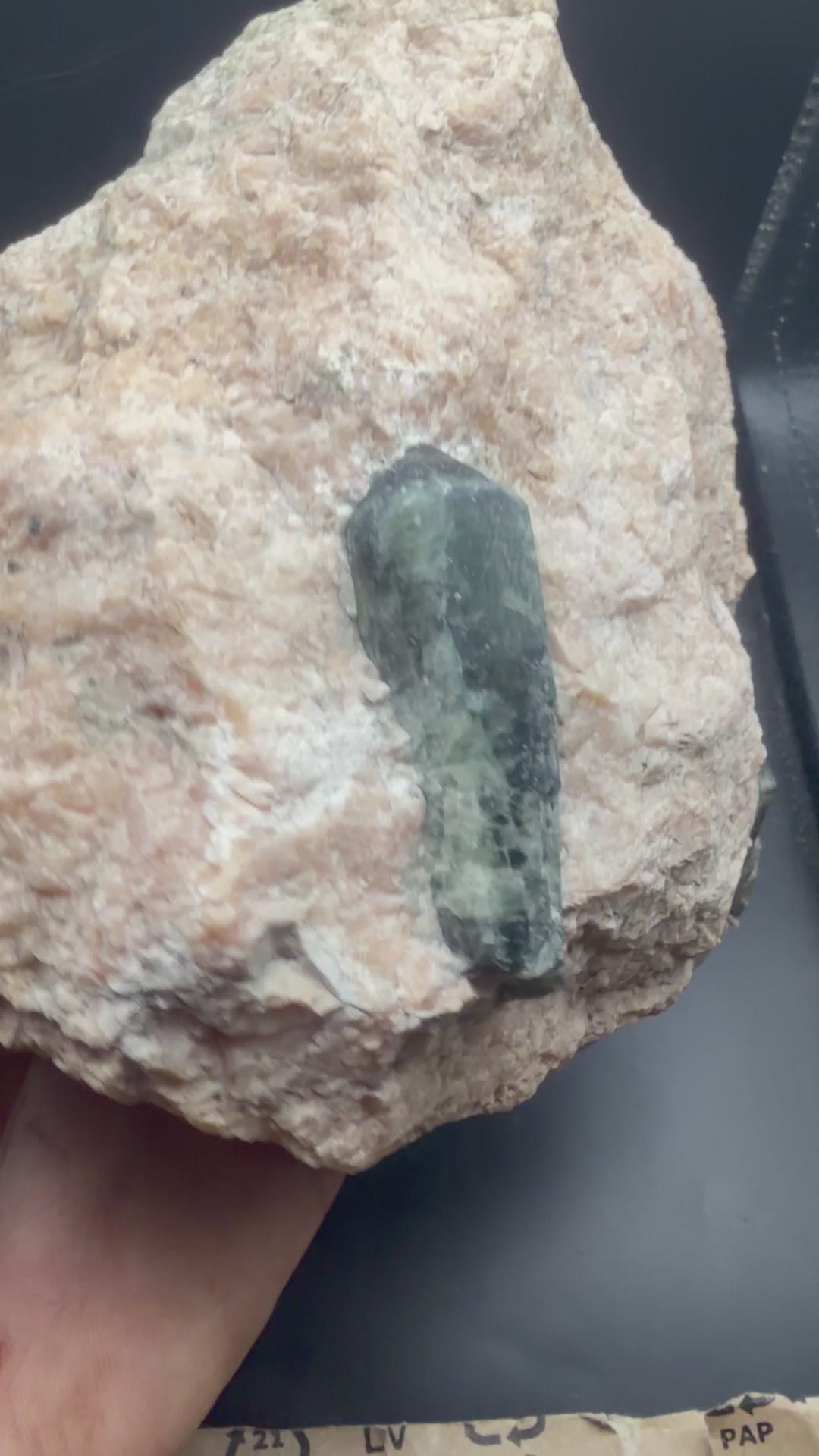 Fluorapatite vert-bleu sur matrice de calcite rose – Edelweiss, Québec