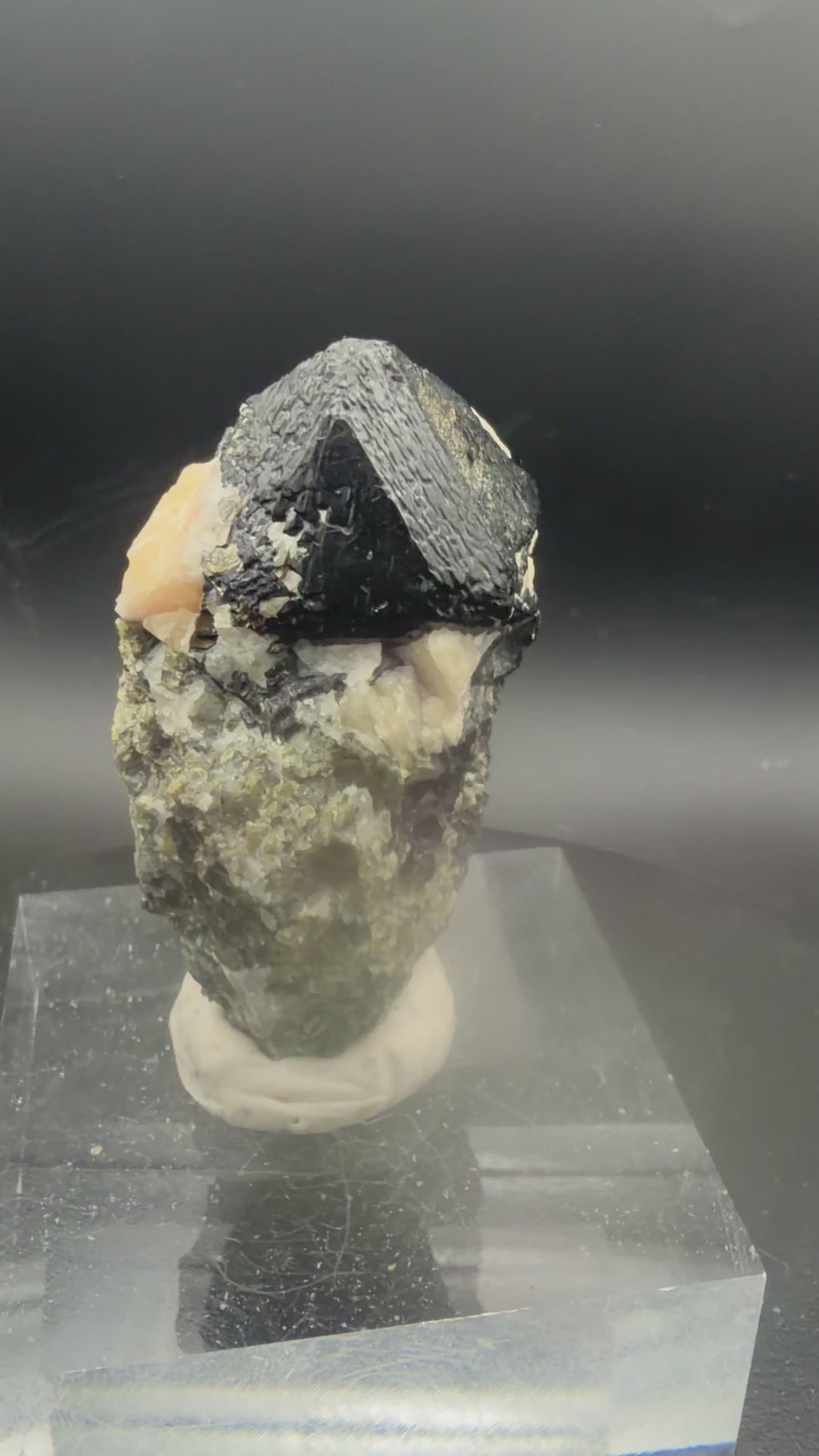 Spinel Noir avec Calcite Orangée, Phlogopite & Forstérite – Mine Parker, Notre-Dame-du-Laus, Québec