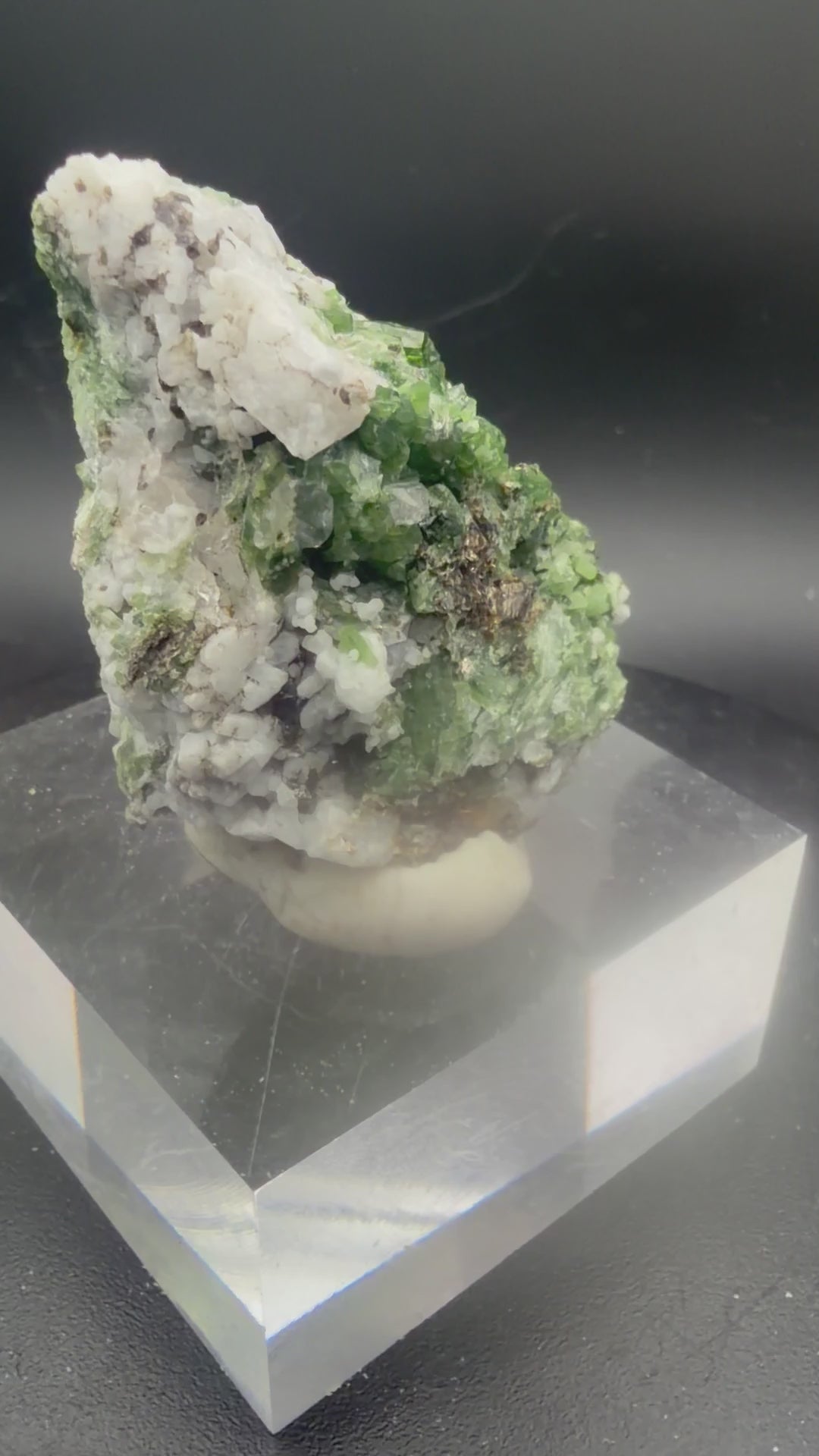 Trémolite Chrome Verte avec Zéolite, Pyrite & Titanite – Lac-Sainte-Marie, Québec